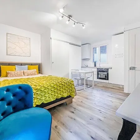 Bright In The Center Of * Montreux